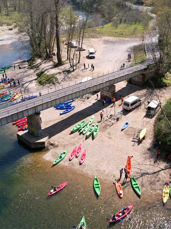 Canoas bajo el Puente de Toraño que indica la mitad del recorrido del descenso del Sella