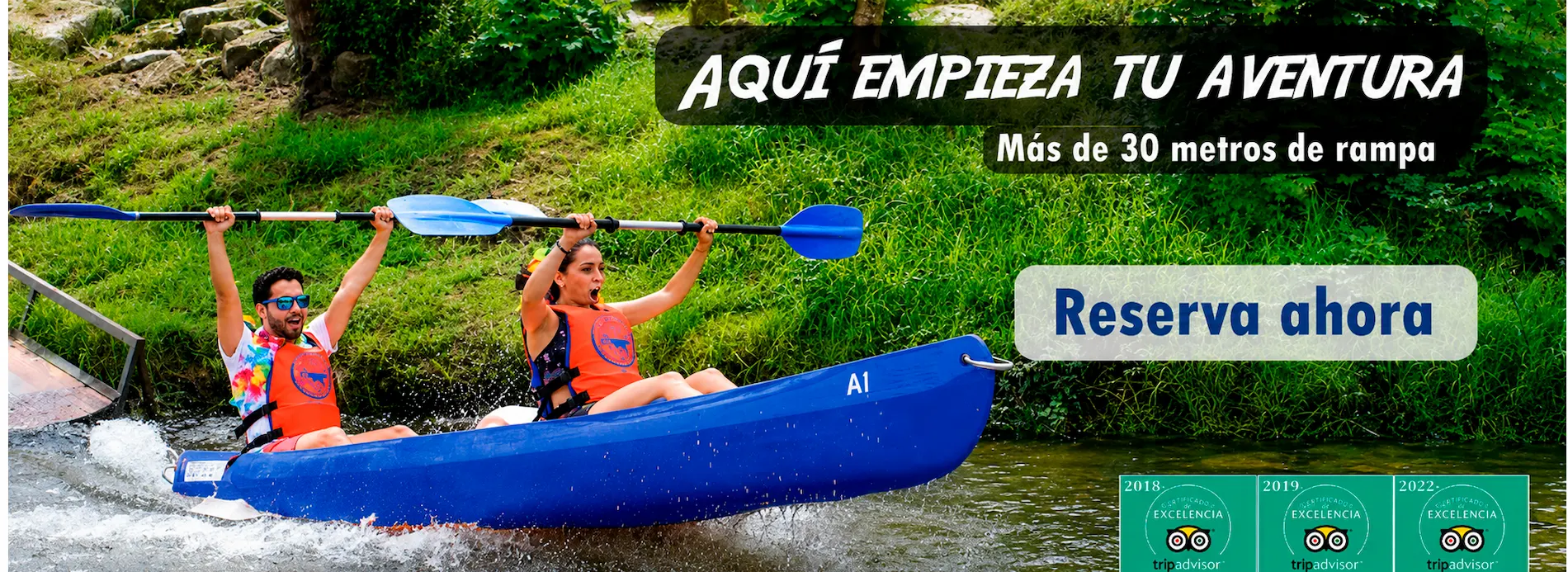 Una pareja en una canoa azul de Disfruta del Sella, después de salir por la rampa para hacer el descenso del Sella en canoa.